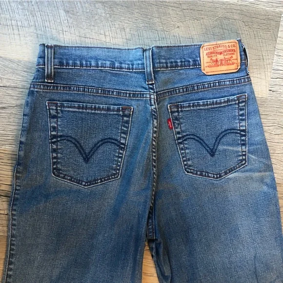 Perfectly Slimming Levi’s Cropped Denim Jeans 12 - Picture 5 of 13